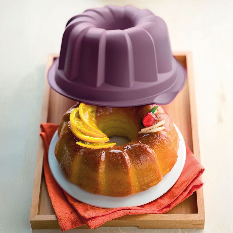 Silicone Bundt Form with Round Cake Taker - Image 2